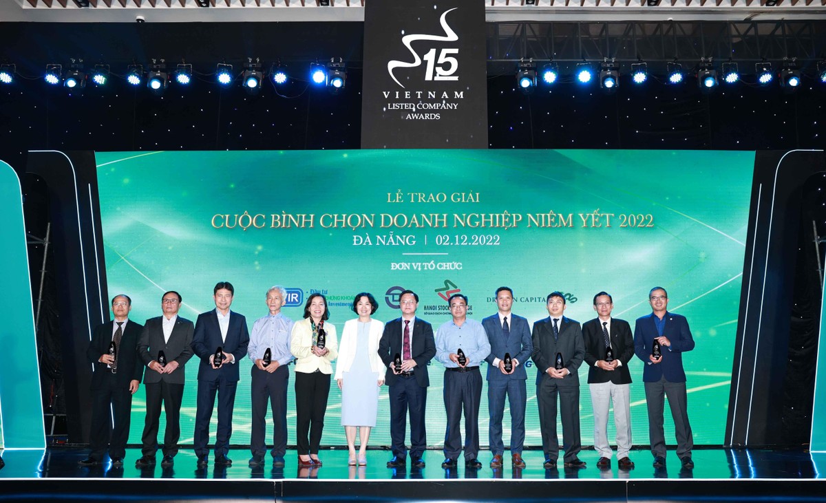 Bà Trần Anh Đào, Phó tổng giám đốc phụ trách Ban Điều hành HOSE, Trưởng Ban Tổ chức Cuộc bình chọn, lên trao Kỷ niệm chương cho Hội đồng bình chọn.