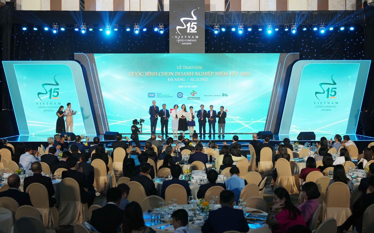 Ông Nguyễn Thành Long, Chủ tịch Hội đồng thành viên VNX, trao Kỷ niệm chương cho các cá nhân đã có những đóng góp nổi bật cho Cuộc bình chọn.