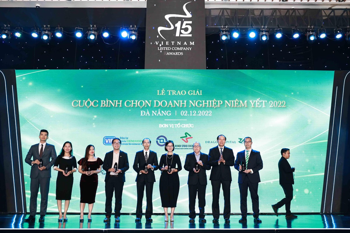 Ông Phạm Hồng Sơn, Phó Chủ tịch Ủy ban Chứng khoán nhà nước trao Kỷ niệm chương cho các doanh nghiệp nhiều năm liền đạt giải.