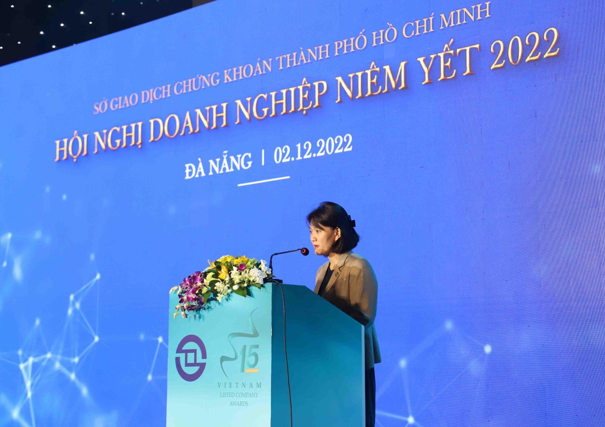 Bà Nguyễn Thị Việt Hà, quyền Chủ tịch công ty, Sở GDCK TP.HCM (HOSE) phát biểu tại lễ trao giải Cuộc bình chọn.