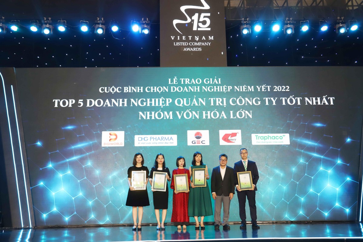 Ông Nguyễn Thành Long, Chủ tịch Hội đồng thành viên Sở GDCK Việt Nam (VNX) trao giải cho Top 5 Báo cáo quản trị công ty nhóm vốn hóa lớn.