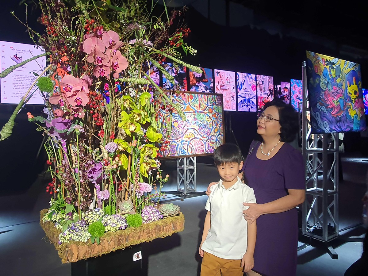Bà Lai Khiêm, bà chủ Công ty TNHH Bình Tiên (Dona Biti's) cùng cháu ngoại xem một tác phẩm về thu hút FDI được thể hiện bằng hoa.