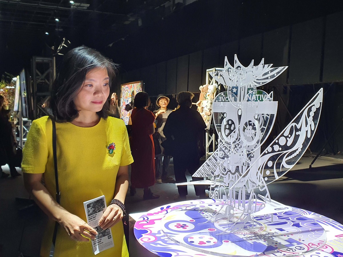 Bà Vưu Lệ Quyên – CEO của Biti’s đang xem các tác phẩm.