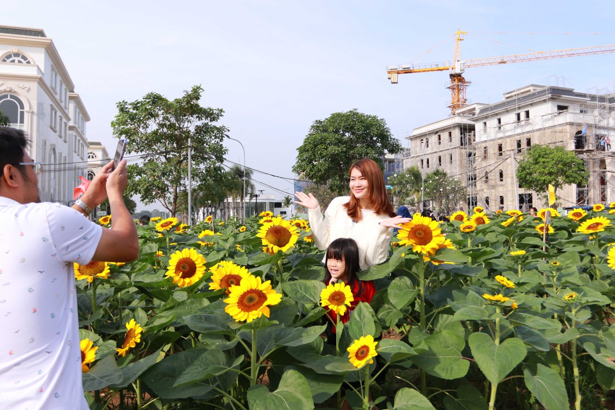 Những nụ cười hạnh phúc nở khắp vườn hoa.