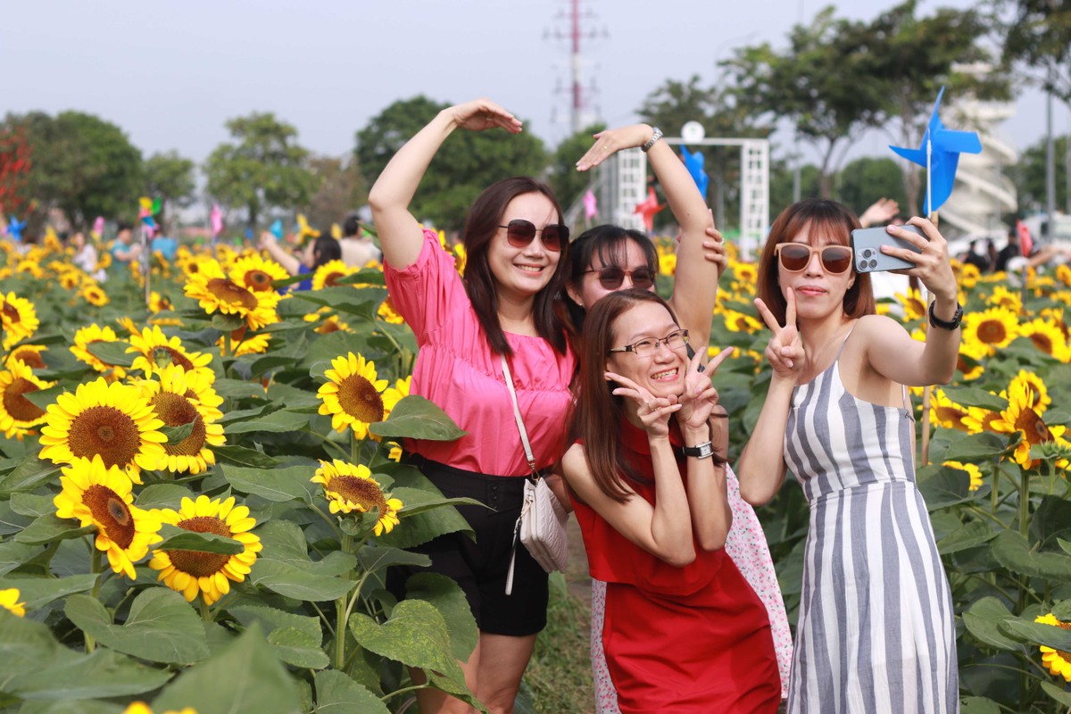 Nụ cười hạnh phúc luôn nở trên môi các bạn trẻ.