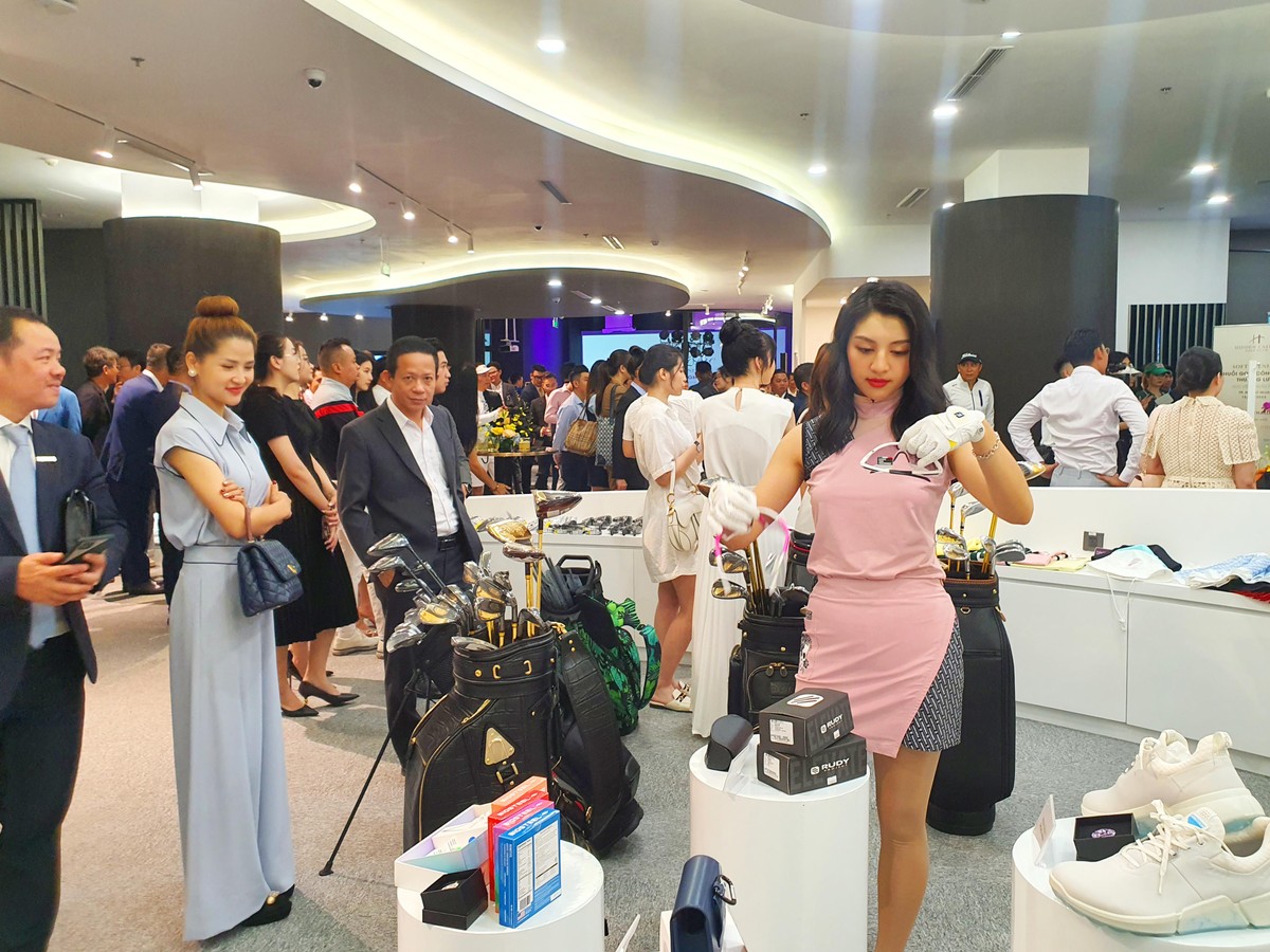 Ngày ra mắt câu lạc bộ, các Golfer thư giãn trong lúc mua sắm.