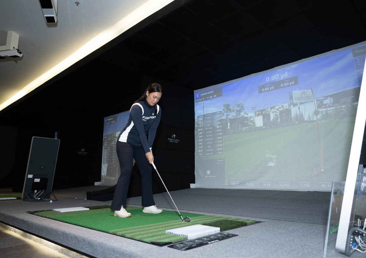Một Golfer đang luyện tập với những thiết bị hiện đại. Diện tích CLB VGS Hidden Castle tại Thiso Mall Sala lên đến 1.300 m2.
