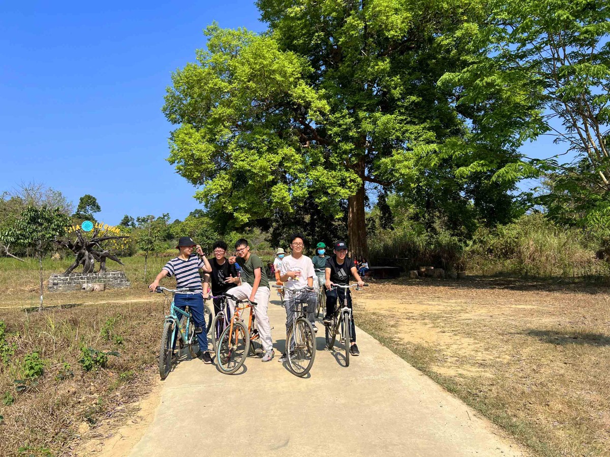Dưới bóng cây Kơ Nia, du khách vừa đạp xe vừa nghe chim hót, vượn hú.