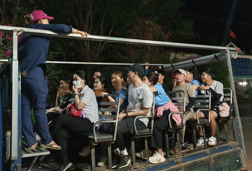 Rất nhiều đoàn du khách hào hứng đăng ký trải nghiệm dịch vụ xem thú kiếm ăn về đêm. Gía từ 75.000 đồng đến 150.000 đồng/người.