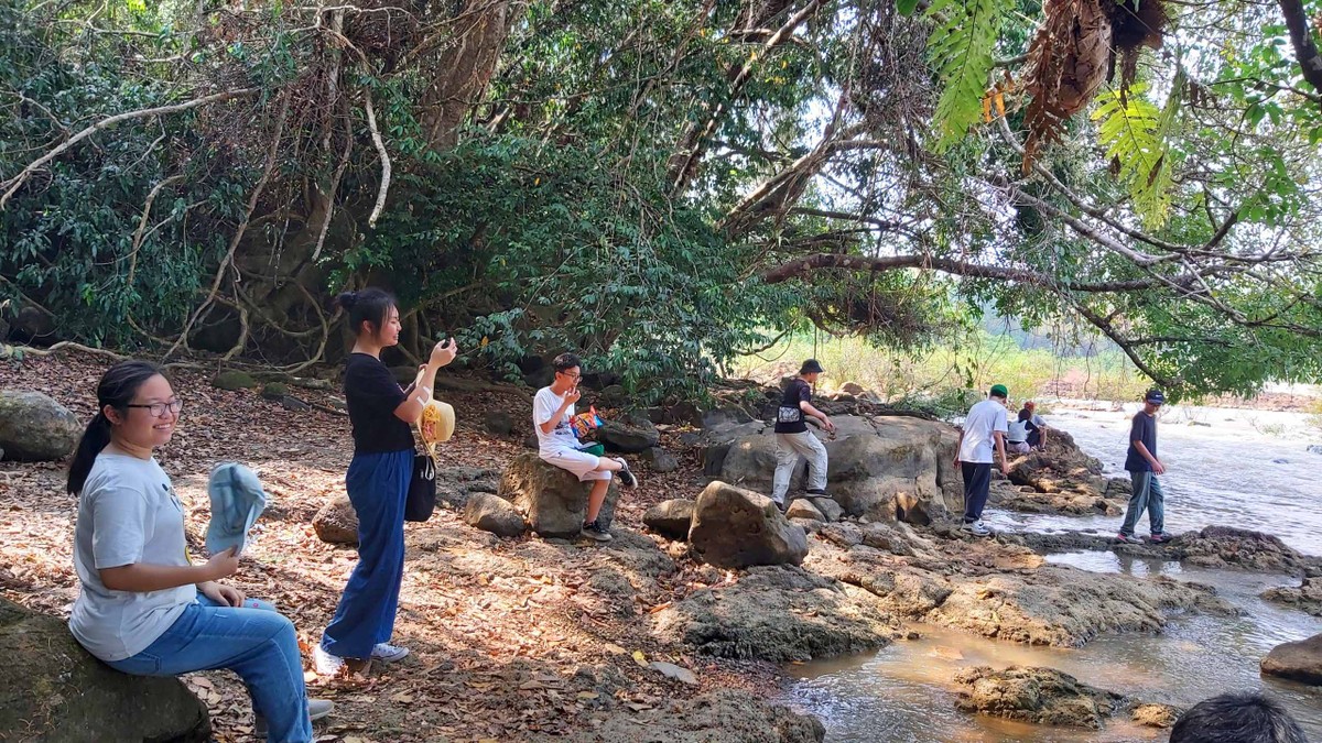 Du khách trải nghiệm Ghềnh Bến Cự.