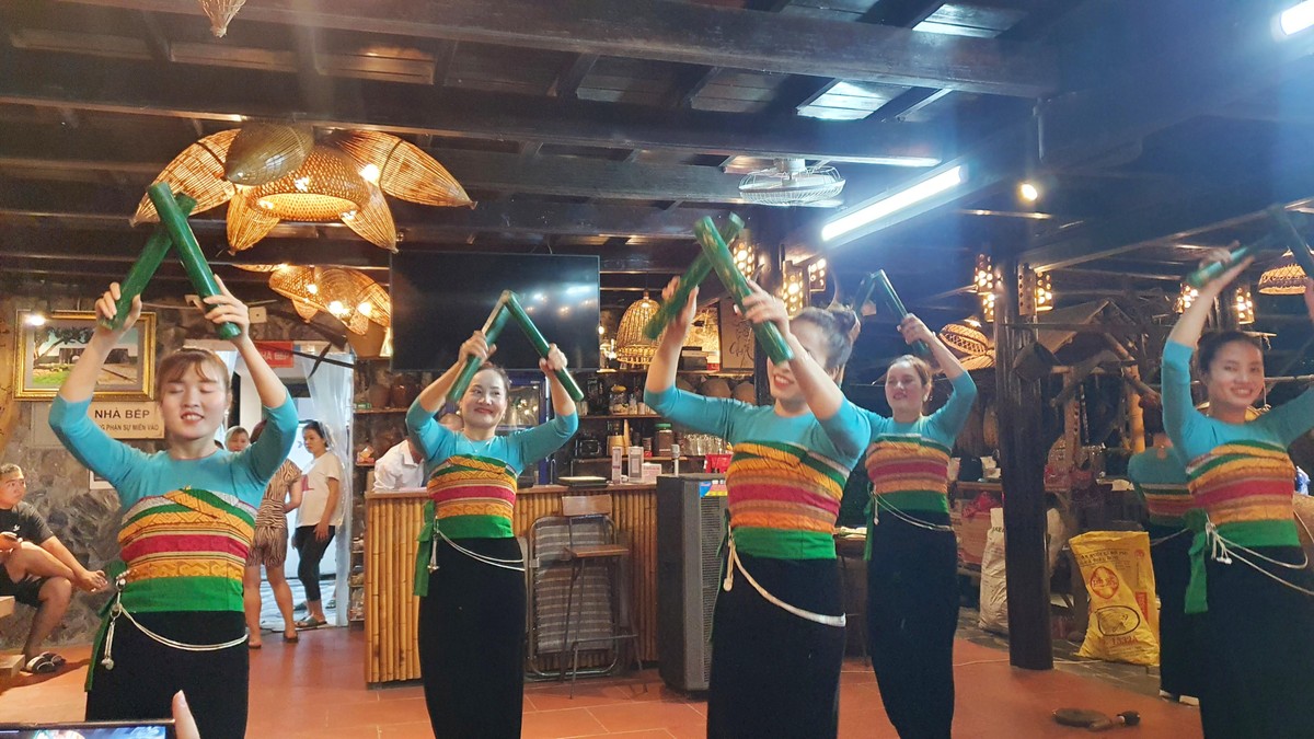 Sau một ngày dài khám phá và trải nghiệm Pù Luông, du khách sẽ thư giãn cùng những điệu nhảy và giọng hát của các cô gái người dân tộc tại đây.