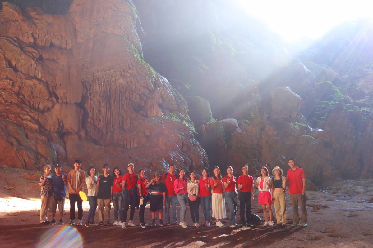 Đoàn khách từ TP.HCM chụp dưới hang Kho Mường, cảm giác mát lạnh thật khó quên.