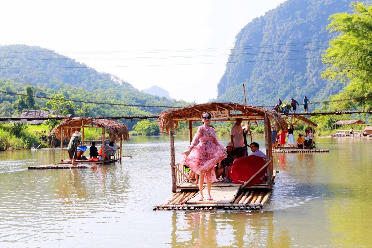 Sau khi khám phá ruộng bậc thang, vào hang Kho Mường, du khách đến tạo dáng trên bè tre Pù Luông ở khu cầu treo Làng Ba, của huyện Bá Thước.