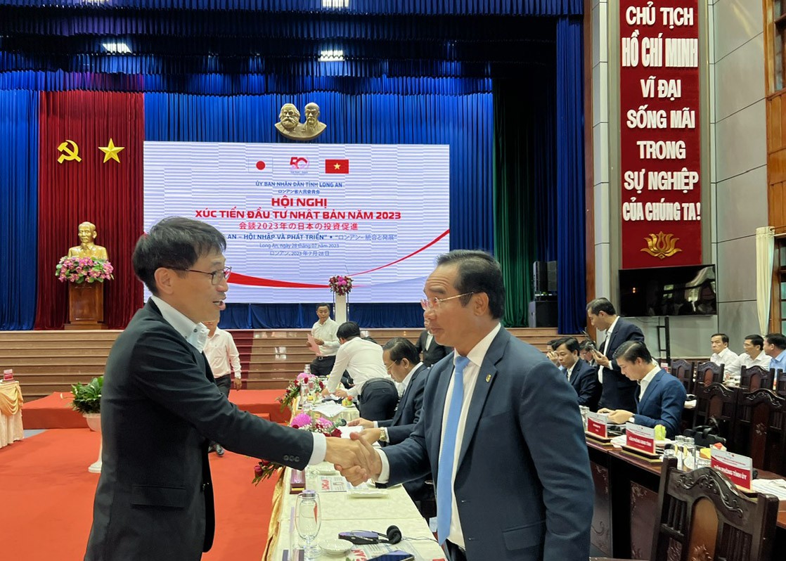 Ông Nguyễn Văn Được (phải), Bí thư Tỉnh ủy, Chủ tịch HĐND tỉnh Long An bắt tay doanh nghiệp Nhật. Ông Nguyễn Văn Được (phải), Bí thư Tỉnh ủy, Chủ tịch HĐND tỉnh Long An bắt tay doanh nghiệp Nhật.