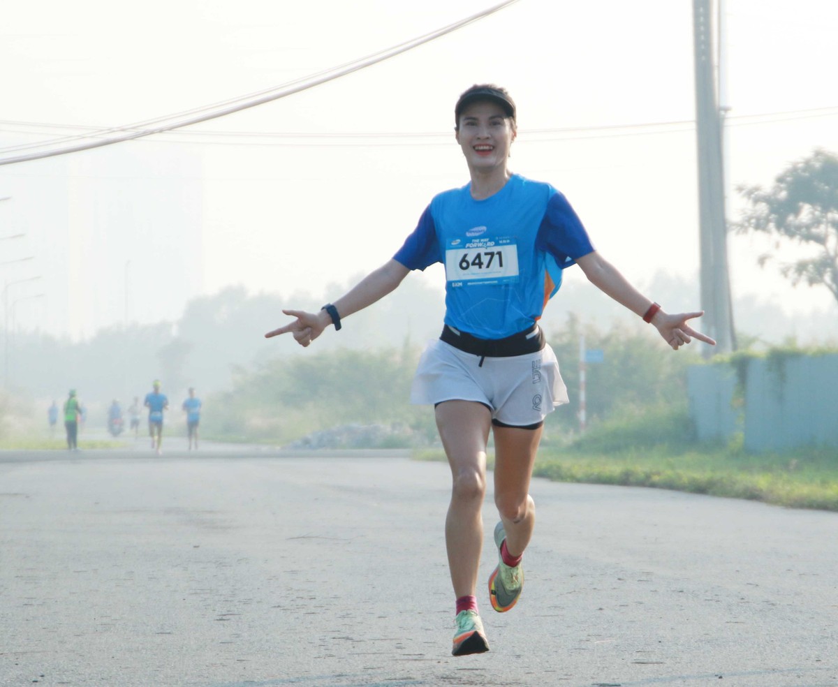 Vận động viên Lại Thị Xuân Hương năm thứ hai vô địch nữ với thành tích 20 phút 45 giây.