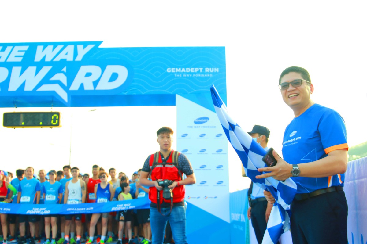 Ông Đỗ Công Khanh (Phải), Phó tổng giám đốc Gemadept phất cờ lệnh.