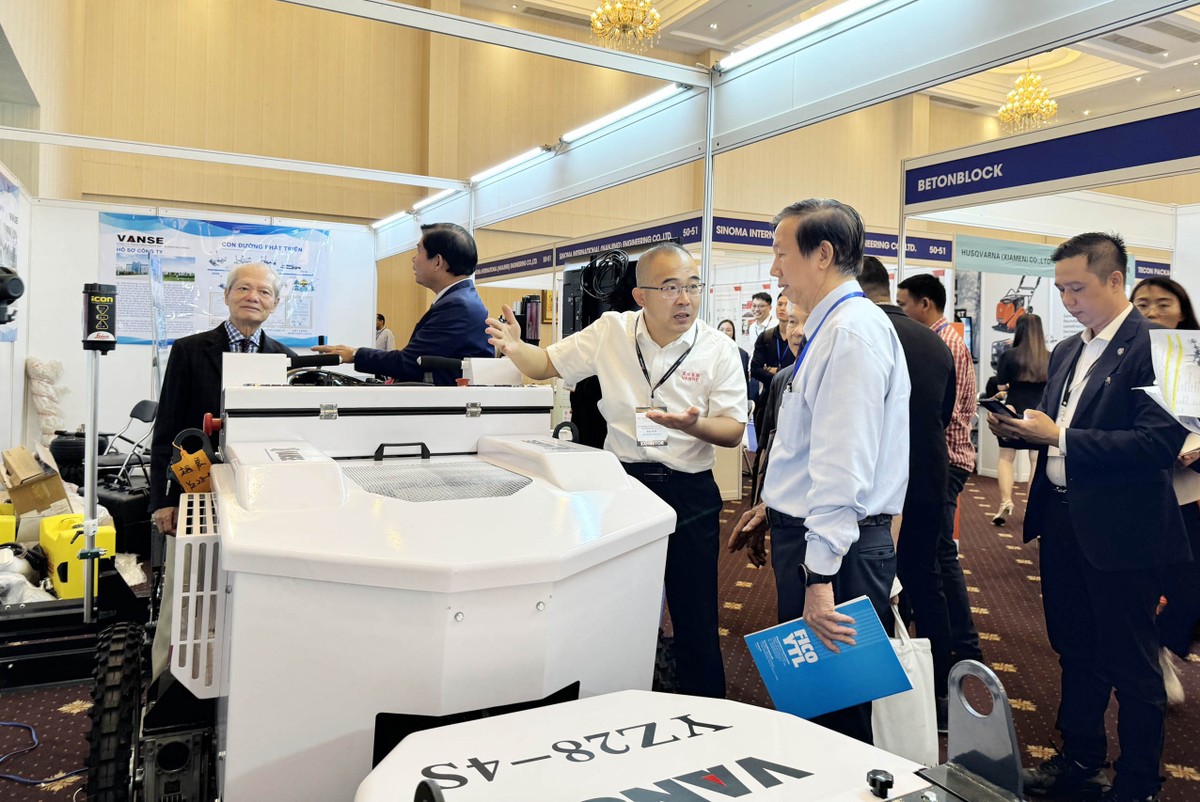 Các doanh nghiệp nước ngoài giới thiệu nhiều loại máy móc công nghệ cao tới các đối tác tại Việt Nam.