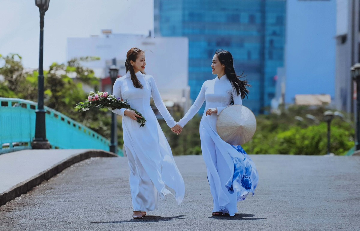 Tác phẩm "Áo dài xuống phố"