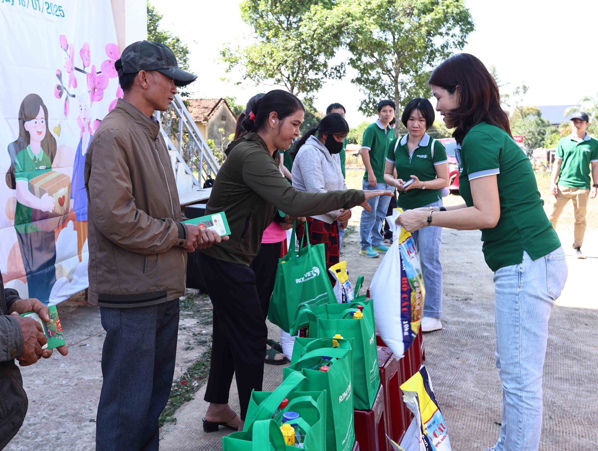 Bà Nguyễn Thị Thu Huyền, thành viên HĐQT kiêm Tổng giám đốc CTCP Chứng khoán Rồng Việt trao quà cho những hoàn cảnh khó khăn