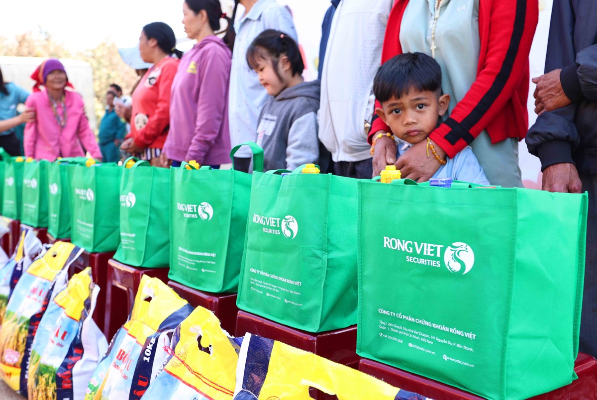 200 phần quà, mỗi phần bao gồm: Gạo, nước mắm, đường... và tiền mặt trị giá 500.000 đã trao tận tay những hoàn cảnh khó khăn