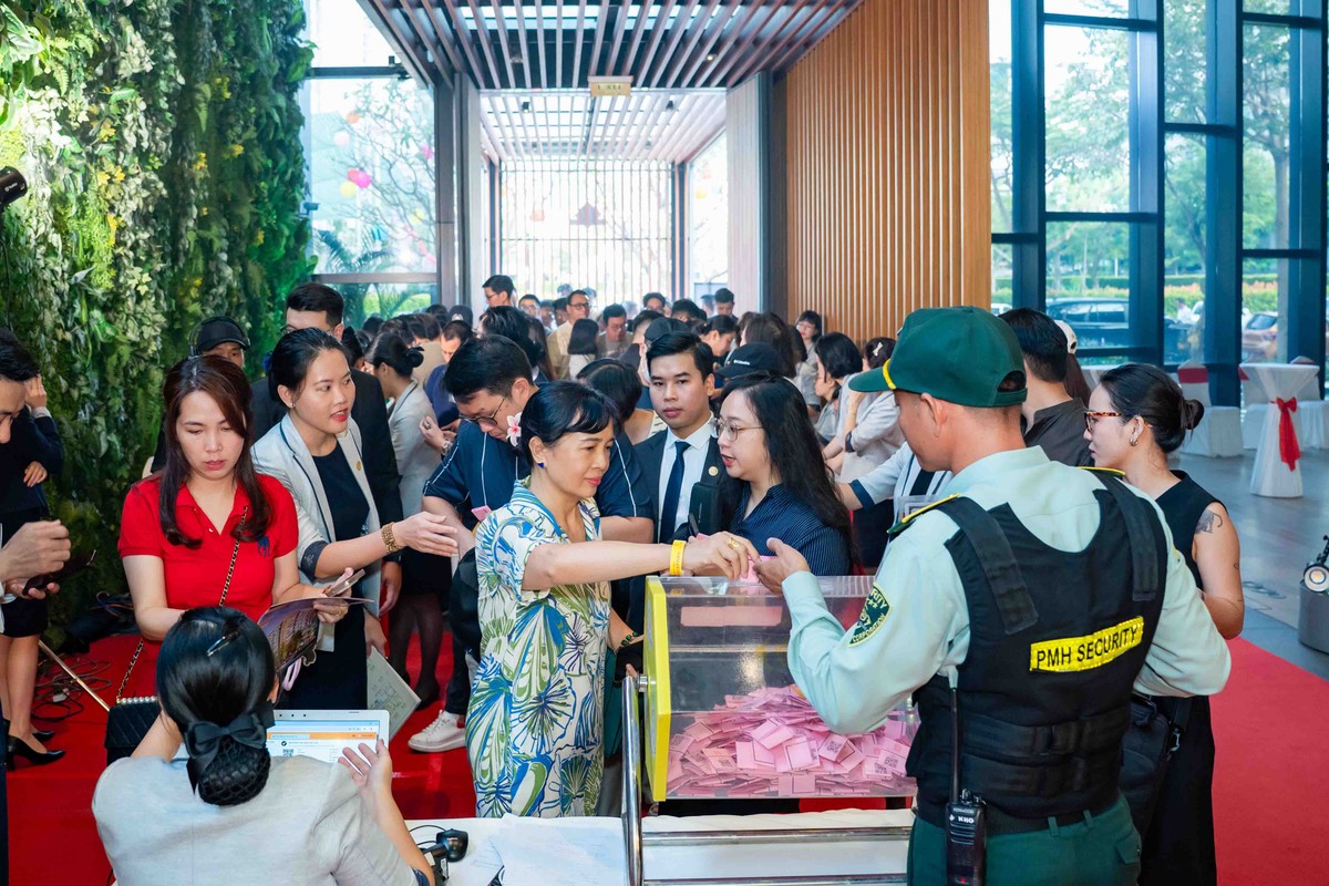 Khách hàng bốc thăm mua căn hộ The Regency sáng 9/11.