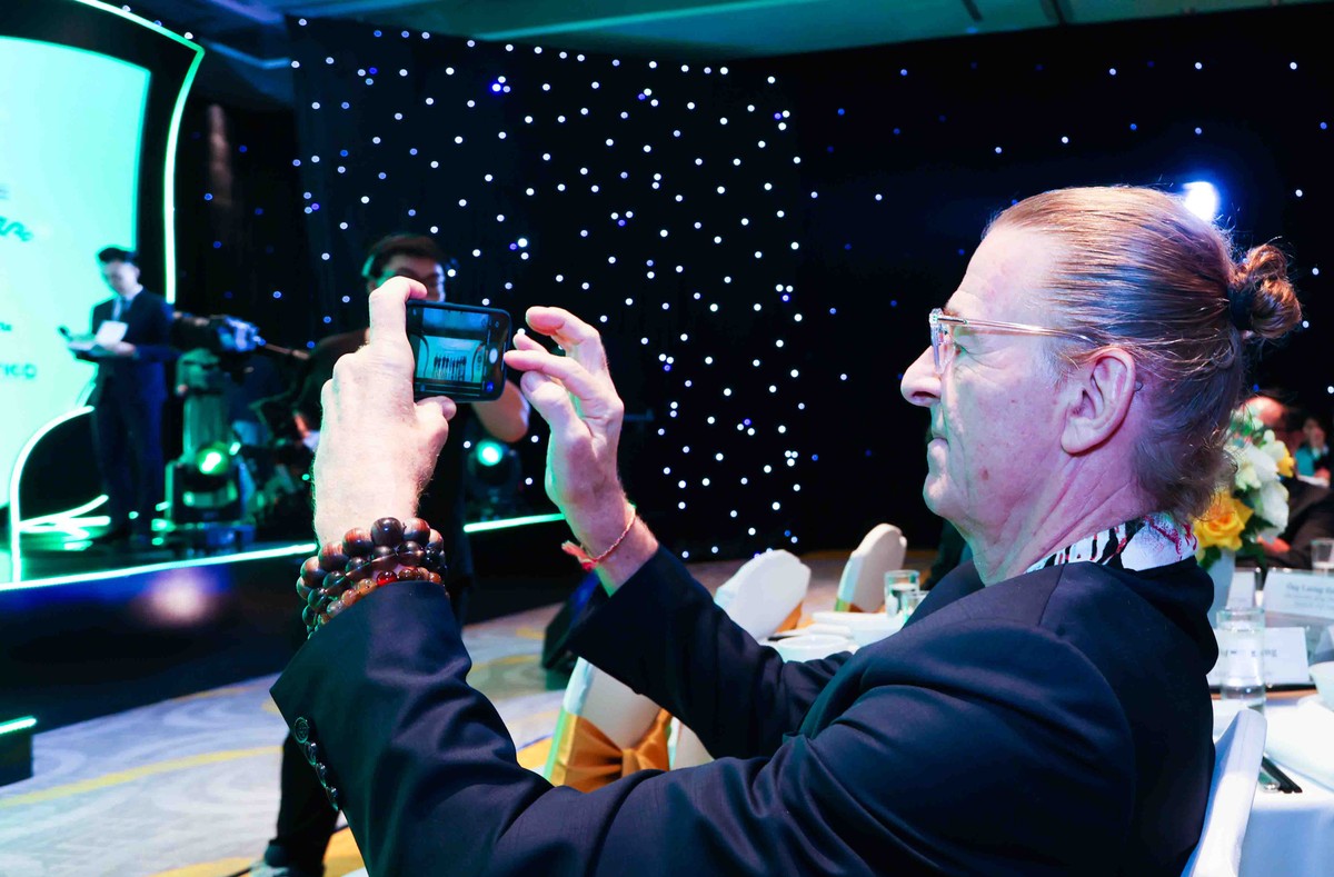 Tất cả diễn biến, khoảnh khắc đẹp tại Lễ trao giải được ông Dominic Scriven OBE, Chủ tịch CTCP Quản lý quỹ Đầu tư Dragon Capital Việt Nam ghi lại.