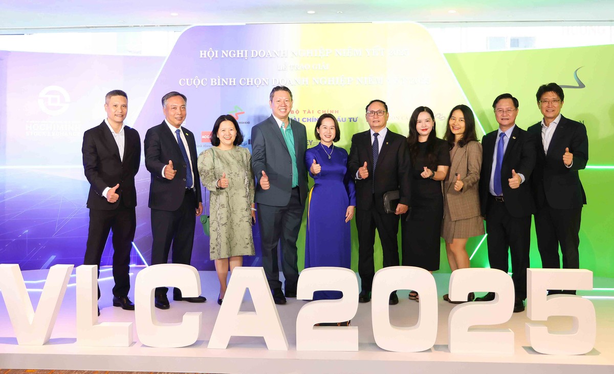 Ban tổ chức cùng các doanh nghiệp chụp ảnh trước sự kiện.