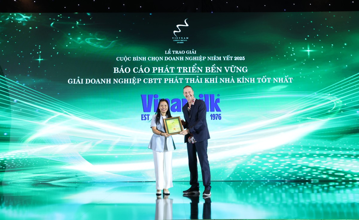 Ông Dominic Scriven OBE, Chủ tịch CTCP Quản lý quỹ Đầu tư Dragon Capital Việt Nam trao giải Doanh nghiệp Công bố thông tin phát thải khí nhà kính tốt nhất cho Công ty Cổ phần Sữa Việt Nam (Vinamilk) - VNM.