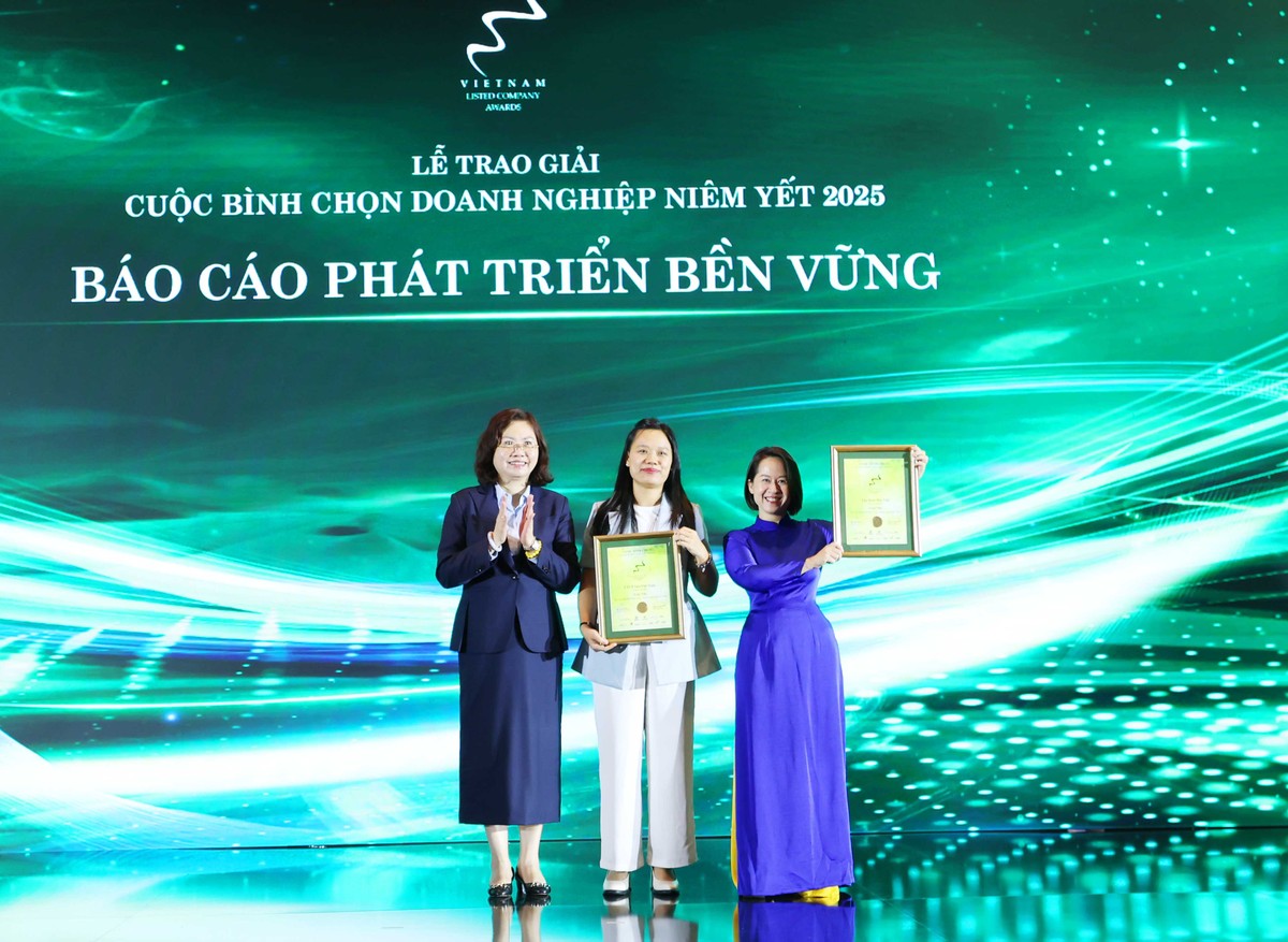Bà Vũ Thị Chân Phương (trái), Chủ tịch Ủy ban Chứng khoán Nhà nước trao Giải Nhì ở hạng mục Báo cáo Phát triển Bền vững cho Tập đoàn Bảo Việt và Công ty cổ phần Sữa Việt Nam.