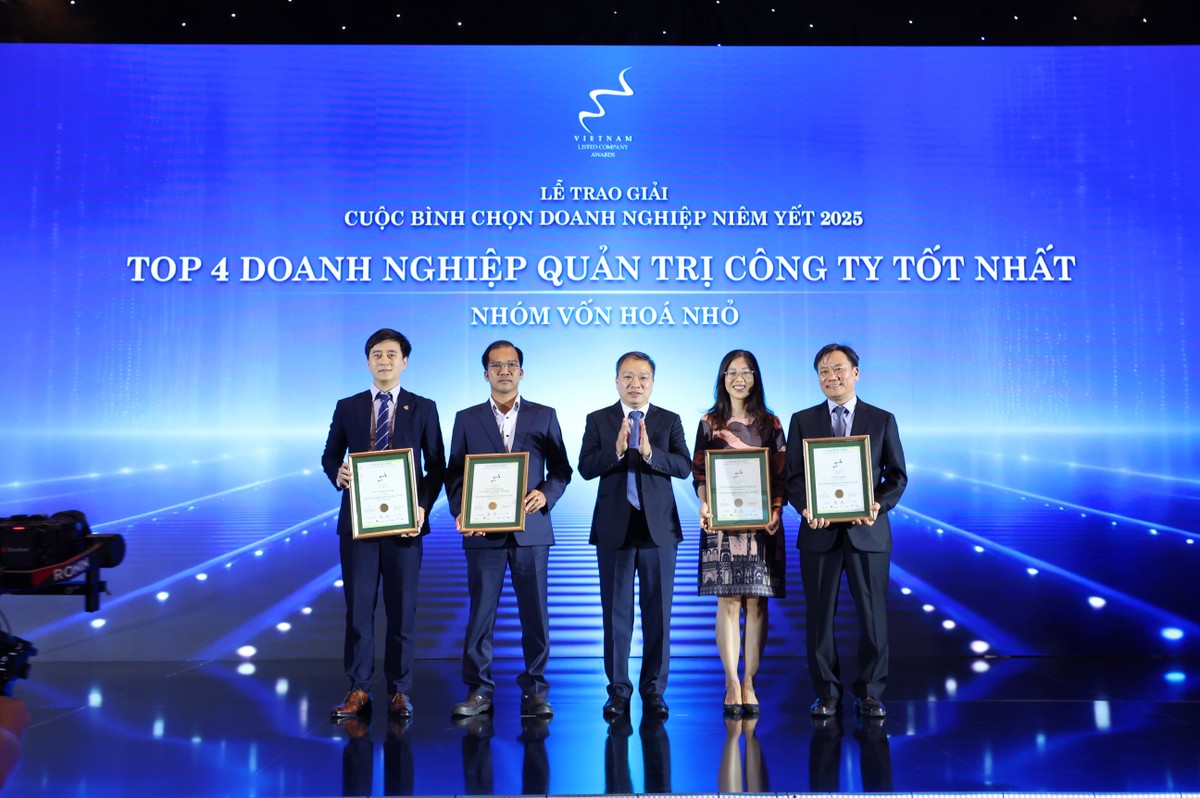 Ông Lương Hải Sinh (đứng giữa), Chủ tịch Hội đồng thành viên SGDCK Việt Nam trao TOP 4 doanh nghiệp quản trị công ty tốt nhất Nhóm vốn hóa nhỏ.