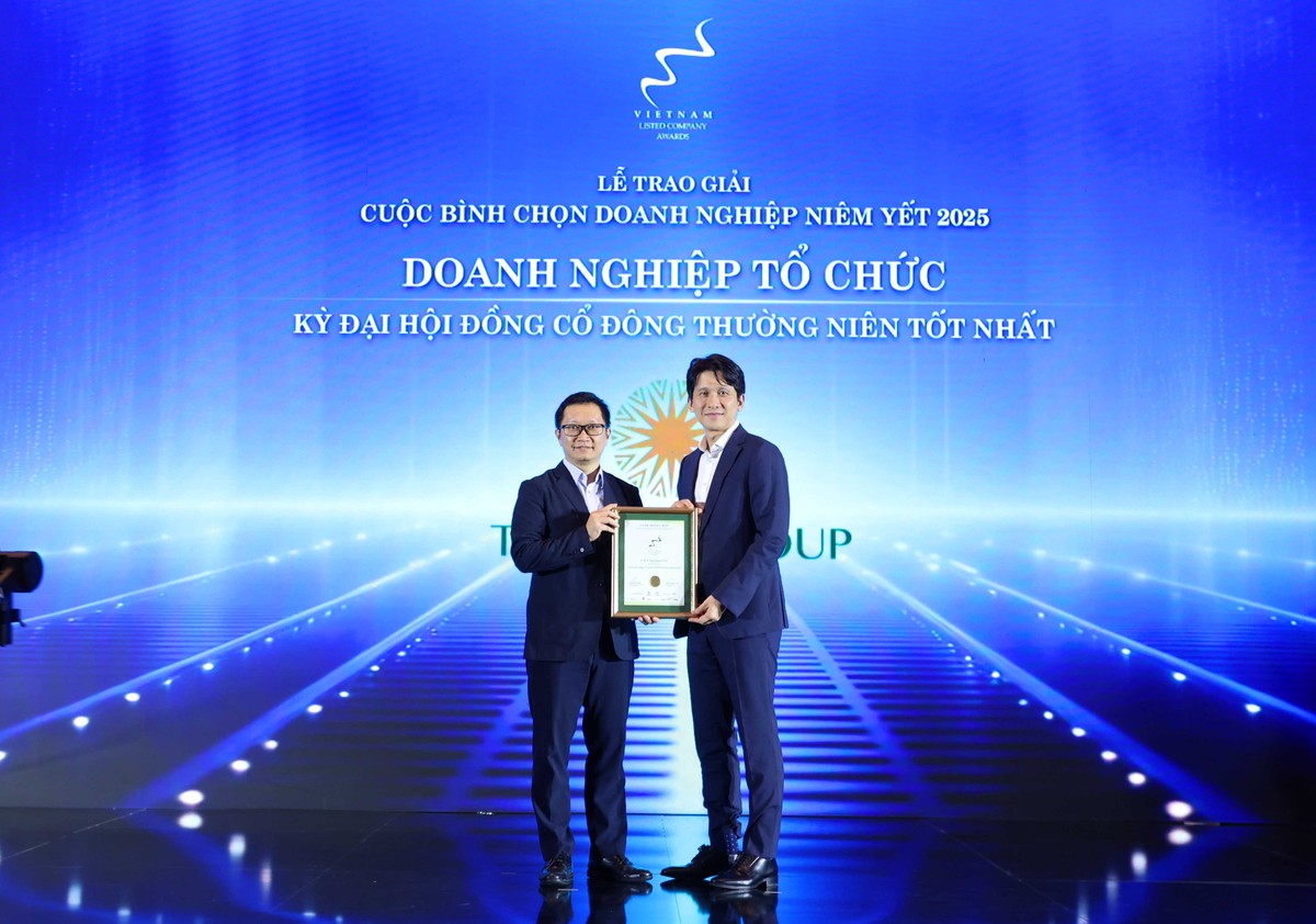 Ông Lê Anh Tuấn (Phải),Tổng giám đốc CTCP Quản lý quỹ Đầu tư Dragon Capital Việt Nam trao giải “Doanh nghiệp tổ chức Đại hội đồng cổ đông thường niên tốt nhất” cho công ty Cổ phần Tập đoàn PAN.