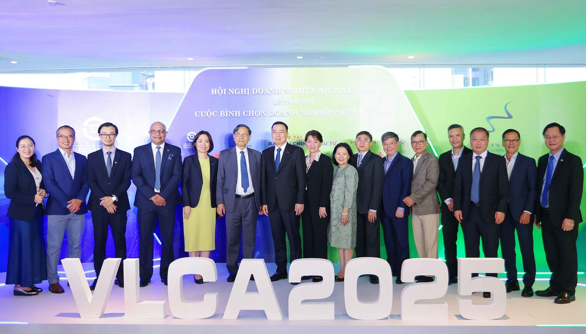 Thứ trưởng Bộ Tài chính Nguyễn Đức Chi chụp ảnh cùng Ban tổ chức và Hội đồng bình chọn.