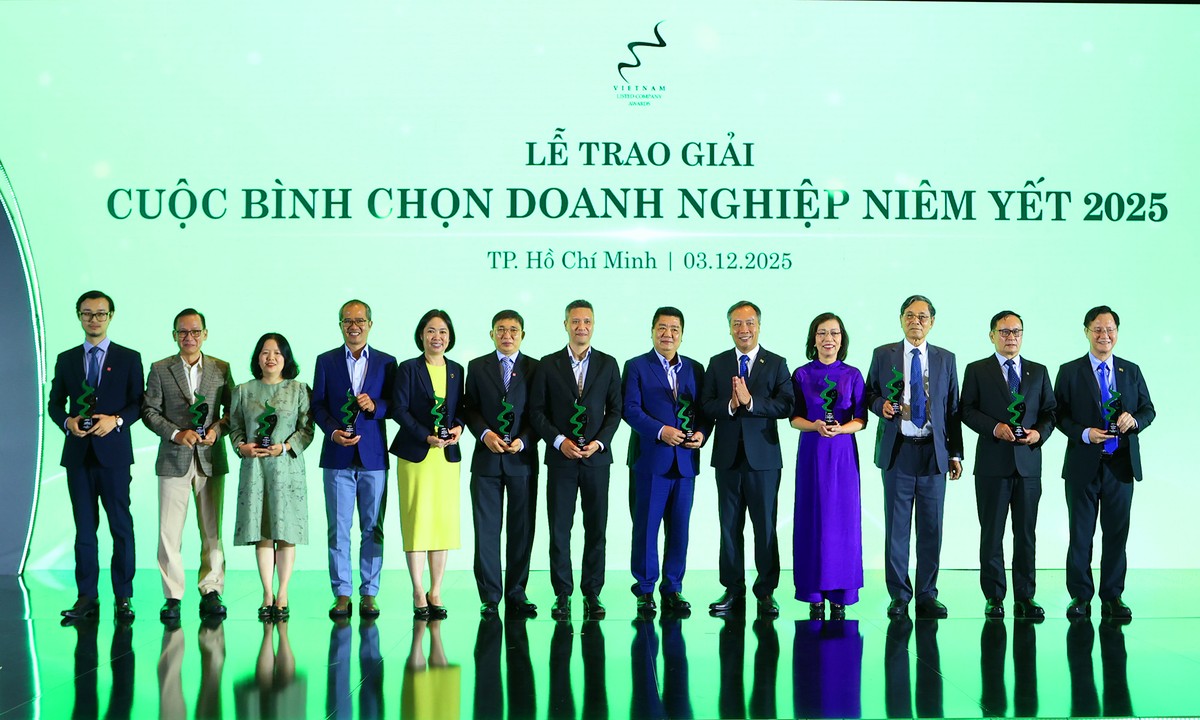 Ông Lê Trọng Minh, Phó tổng biên tập Báo Tài chính- Đầu tư, Đồng Trưởng Ban Tổ chức Cuộc bình chọn trao Kỷ niệm chương cho các thành viên Hội đồng bình chọn.