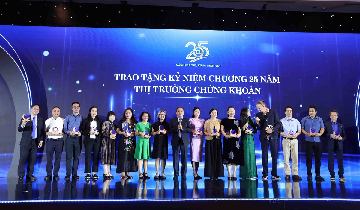 Ông Lương Hải Sinh, Chủ tịch Hội đồng thành viên SGDCK Việt Nam lên sân khấu để trao kỷ niệm chương cho các đại diện cá nhân đã cùng đồng hành với Sở GDCK TP. HCM trong 25 năm qua.