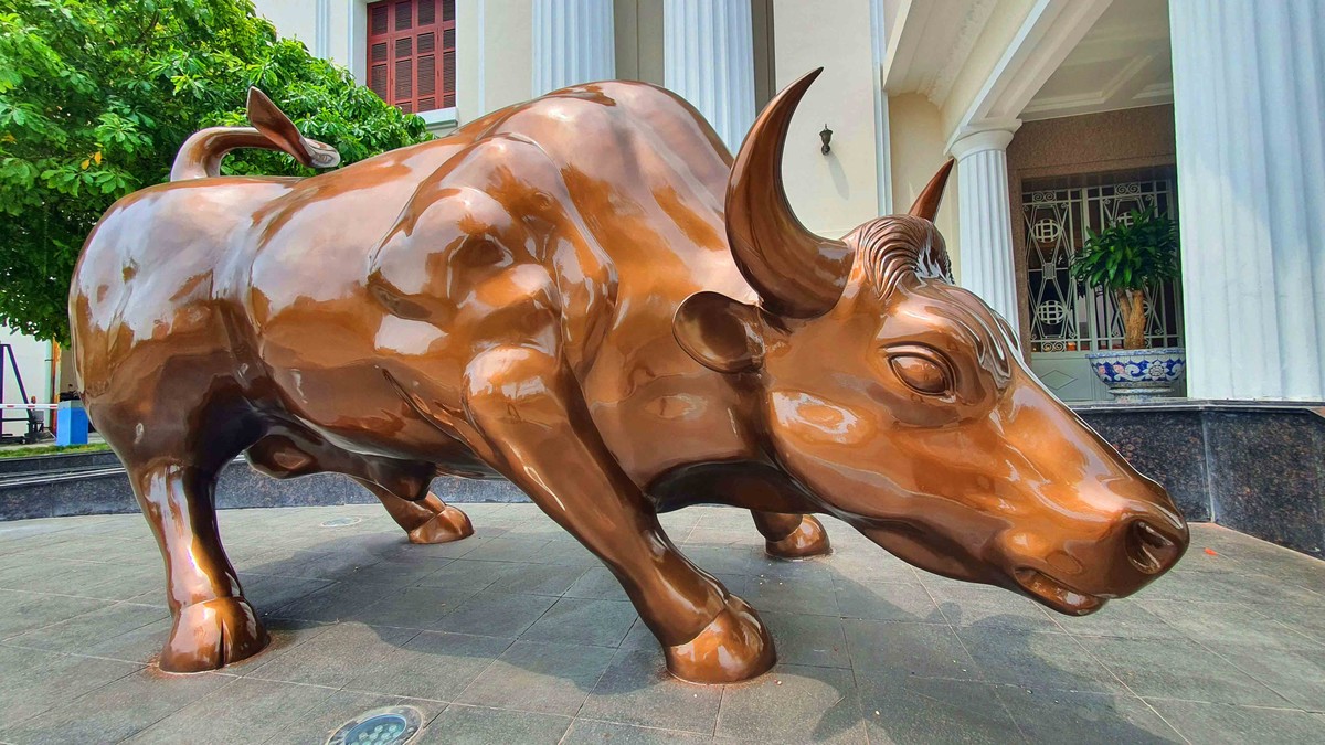 Linh vật thị trường chứng khoán Việt Nam lần đầu lộ diện, mang hình hài bò tót Dakmin - biểu trưng cho sức mạnh và đà tăng trưởng. Đường nét khỏe khoắn của linh vật như khắc họa tinh thần bứt phá, quyết tâm vươn lên giữa dòng chảy kinh tế mới.