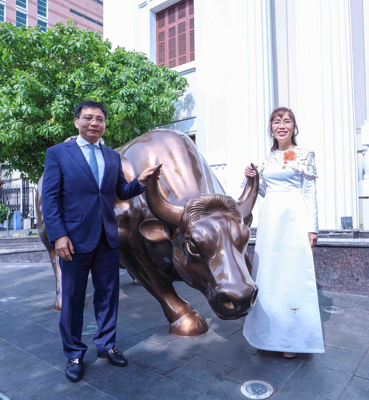 Bộ trưởng Bộ Tài chính Nguyễn Văn Thắng và bà Nguyễn Thị Phương Thảo - Chủ tịch Vietjet Air, Phó Chủ tịch Thường trực HĐQT HDBank - hai doanh nghiệp thuộc rổ VN30 niêm yết trên HOSE bên biểu tượng.