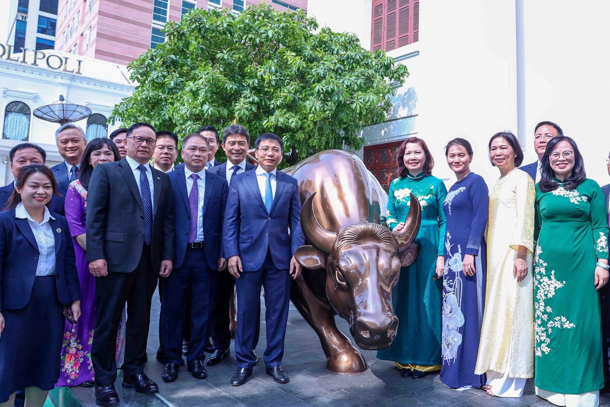 Linh vật đứng hiên ngang giữa không gian sự kiện, gợi nhắc về niềm tin vào triển vọng dài hạn của thị trường chứng khoán Việt Nam.