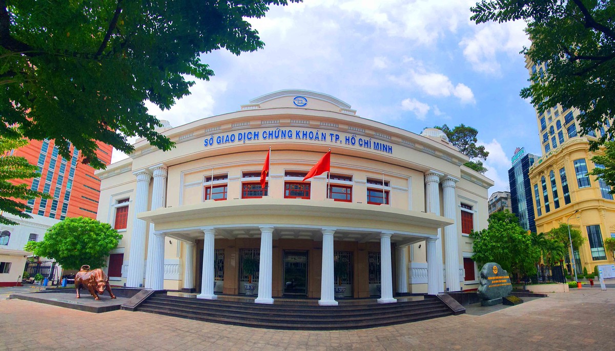 Từ bảng tên mới đến hình tượng bò tót mạnh mẽ, tất cả hòa vào nhau như một lời khẳng định: thị trường bước vào năm mới với tâm thế tự tin và khát vọng vươn xa.