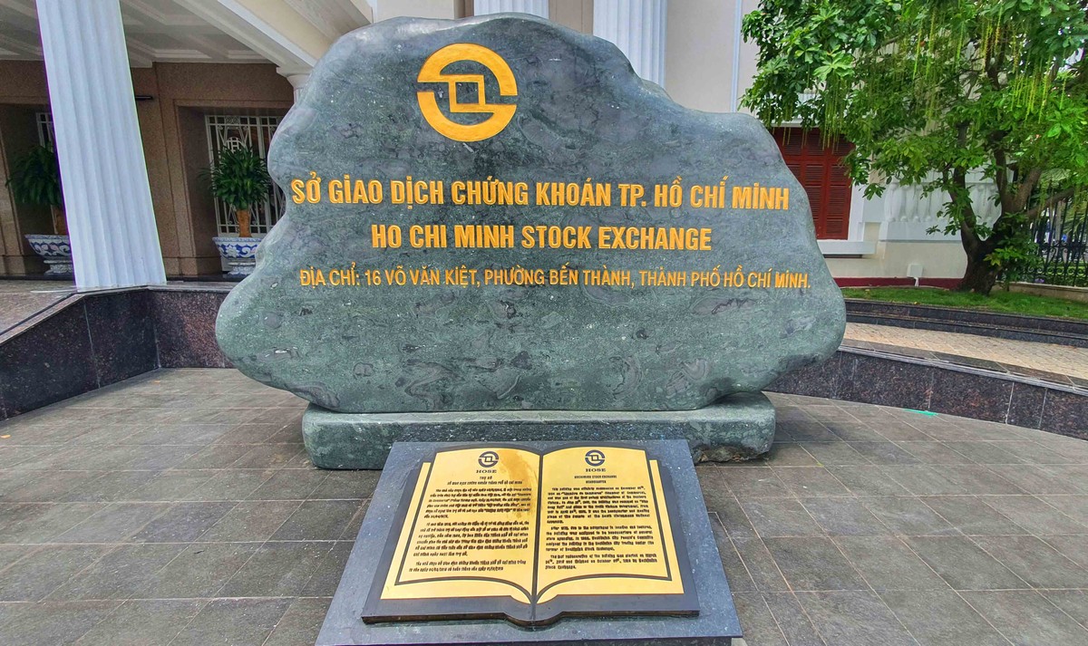 Sở Giao dịch Chứng khoán TP.HCM chính thức ra mắt bảng tên mới, mở đầu một chương phát triển đầy kỳ vọng.Tấm bảng đá hoa cương xanh nổi bật dưới nắng sớm, sắc xanh bền bỉ như lời cam kết về sự công bằng, công khai và minh bạch của thị trường.