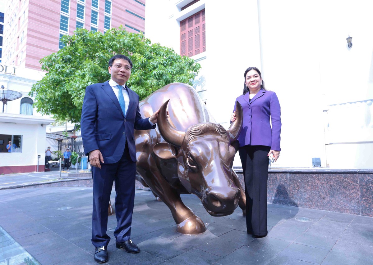 Bộ trưởng Bộ Tài Chính Nguyễn Văn Thắng cùng bà Nguyễn Thanh Phượng - Chủ tịch CTCP Chứng khoán Vietcap chụp ảnh cùng biểu tượng mới.