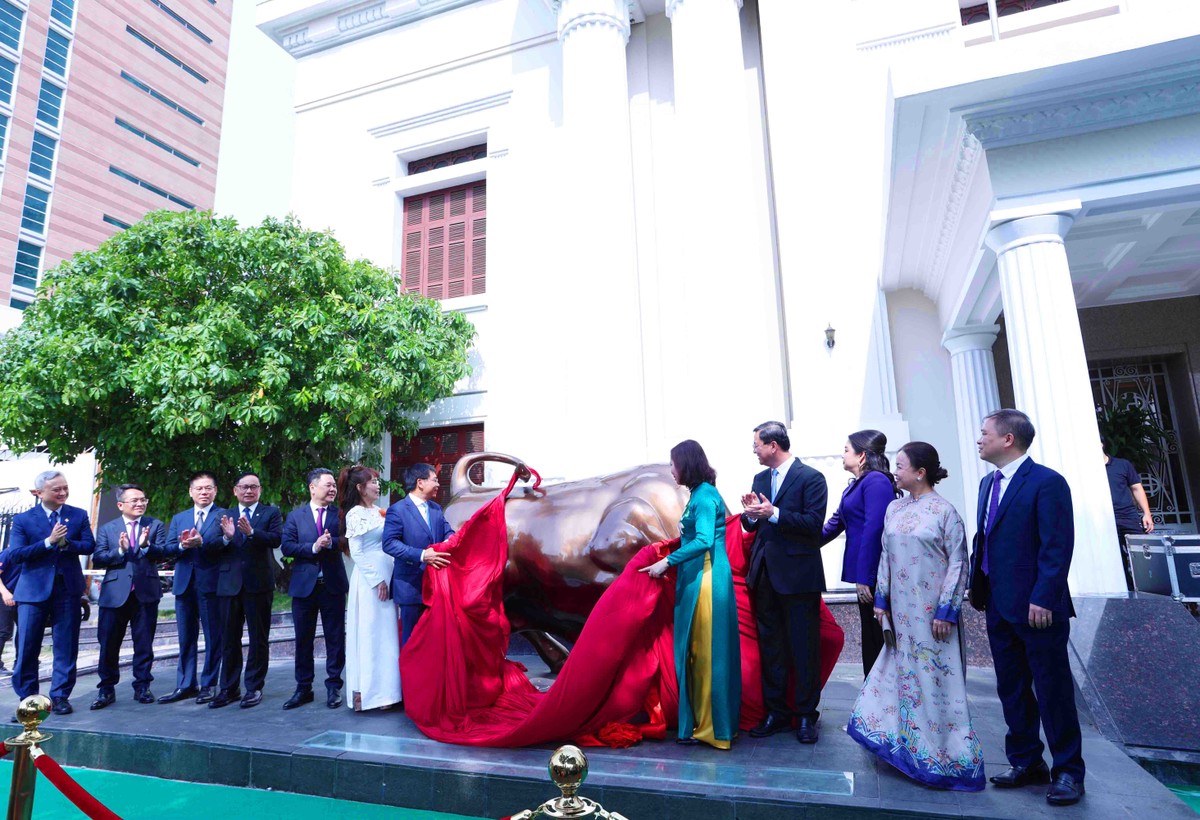 Khoảnh khắc Bộ trưởng Bộ Tài chính Nguyễn Văn Thắng và bà Vũ Thị Chân Phương, Chủ tịch Ủy ban Chứng Khoán Nhà nước công bố biểu tượng linh vật.