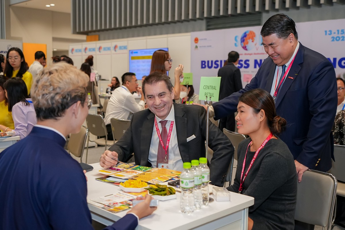 Đại diện Central Retail đang trao đổi với các đối tác tại Diễn đàn xuất khẩu Việt Nam 2023