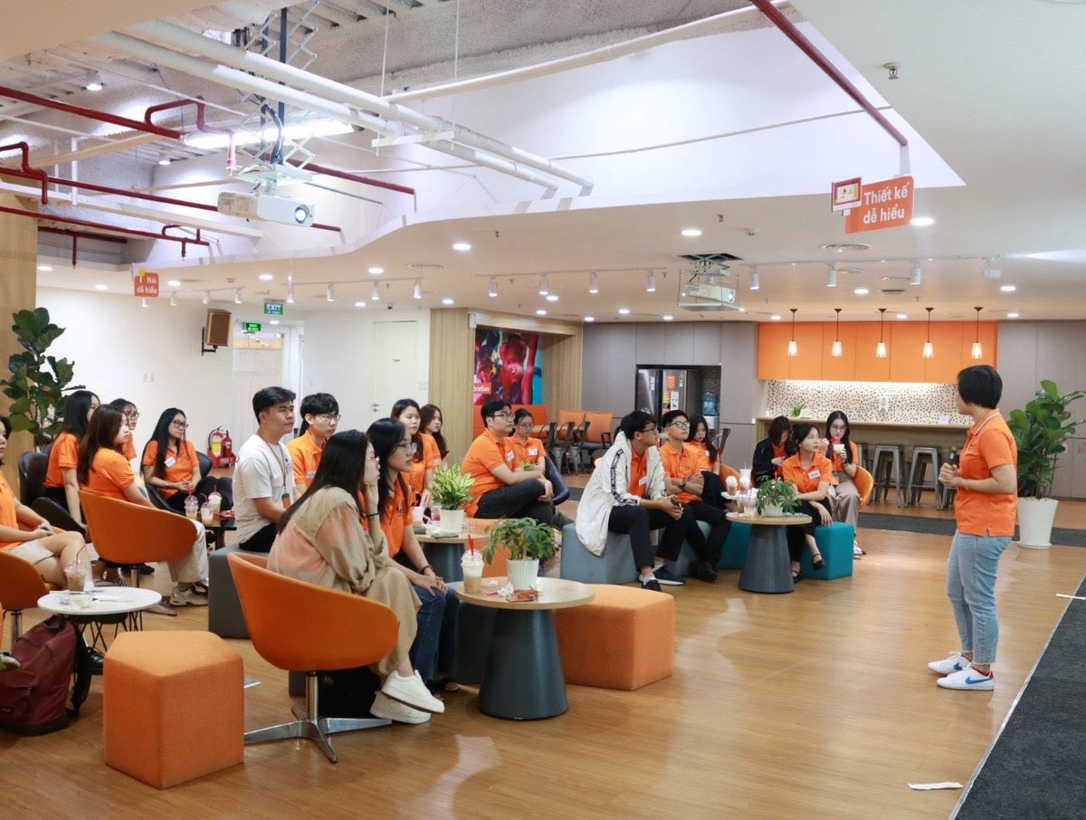 Mỗi nhân viên của FWD luôn được tôn trọng, lắng nghe và khuyến khích văn hóa học tập chủ động nhằm phát triển năng lực, kỹ năng và chuyên môn.