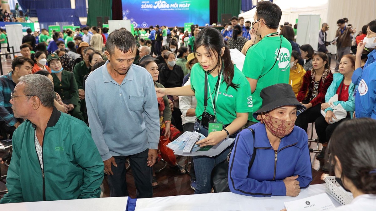 Tình nguyện viên Manulife hướng dẫn người dân tới kiểm tra sức khỏe