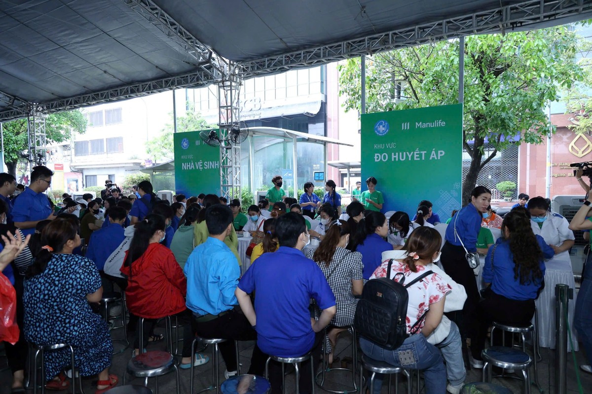Người dân chờ đo huyết áp trước khi thực hiện các bước khám bệnh khác. Ảnh Hiền Hà