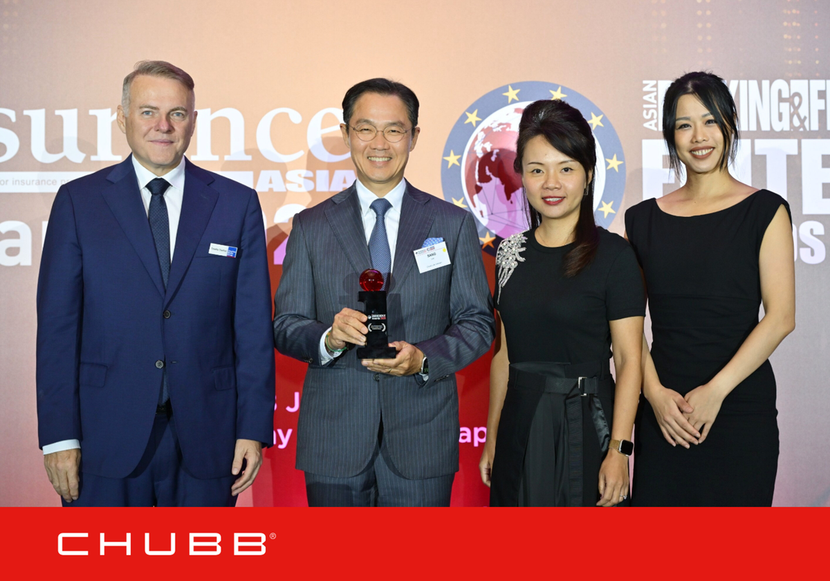 Ông Sang Lee, Chủ tịch Chubb Life khu vực Đông Nam Á &amp; New Zealand (thứ hai từ trái qua) tại Lễ trao Giải thưởng Bảo hiểm Châu Á năm 2025