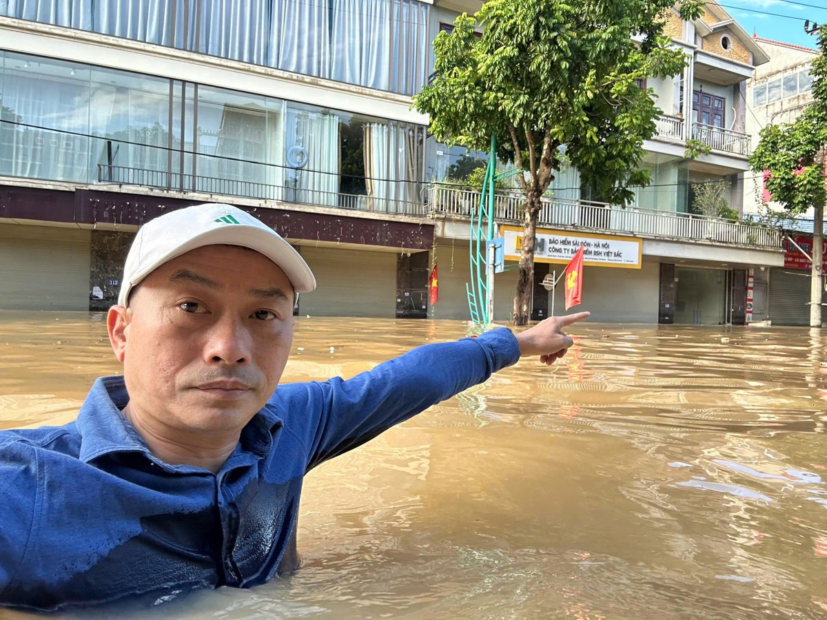 Ông Phạm Tuấn Khương - Giám đốc BSH Việt Bắc vượt lũ hỗ trợ khách hàng