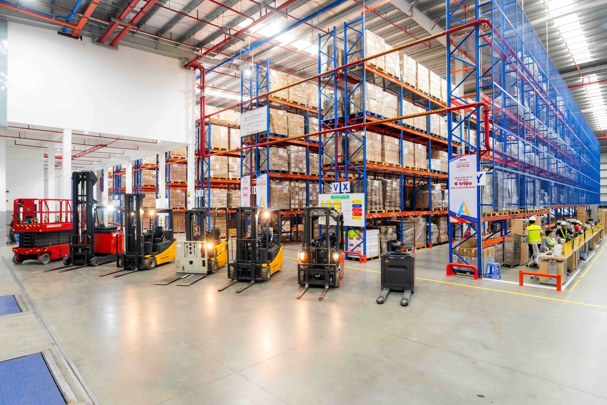 Kho Trung tâm rộng hơn 5.000 m², khả năng lưu trữ đạt khoảng 3.500 pallet tiêu chuẩn, tăng 50% công suất so với kho hiện tại