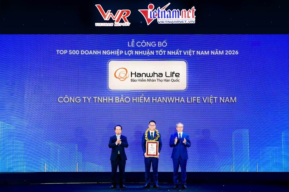 Đại diện Hanwha Life Việt Nam nhận chứng nhận “Top 500 Doanh nghiệp lợi nhuận tốt nhất Việt Nam 2026”