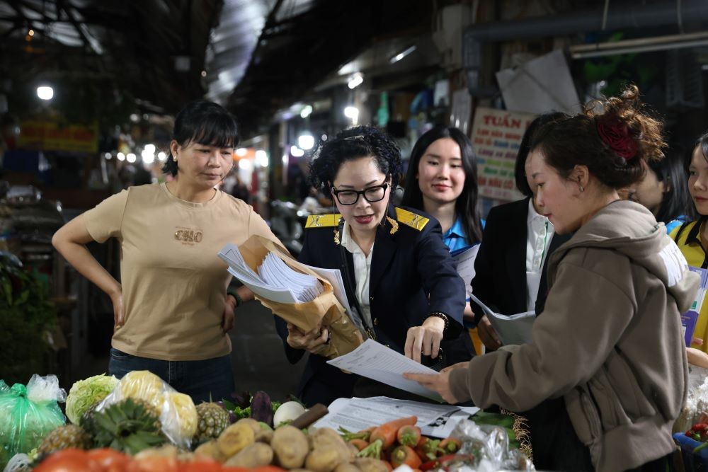 Công chức Thuế cơ sở 2, Thuế TP. Hà Nội hướng dẫn các hộ kinh doanh kê khai thuế.